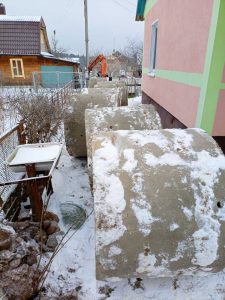 Кольца на колодец зимой